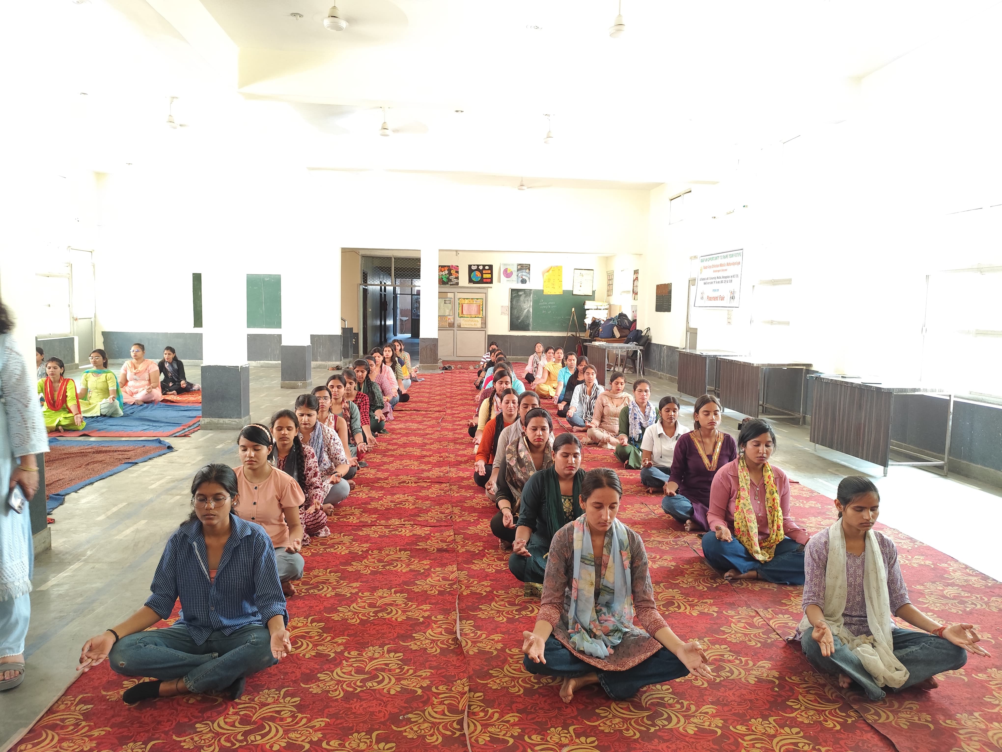 विश्व स्वास्थ्य दिवस के अवसर पर ध्यान लगाकर प्राणायाम करती कॉलेज छात्राएं। विश्व स्वास्थ्य दिवस के अवसर पर ध्यान लगाकर प्राणायाम करती कॉलेज छात्राएं।