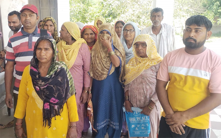 सोनीपत: खंड विकास एवं पंचायत कार्यालय में पहुंचे सिलाना गांव के ग्रामीण सोनीपत: खंड विकास एवं पंचायत कार्यालय में पहुंचे सिलाना गांव के ग्रामीण