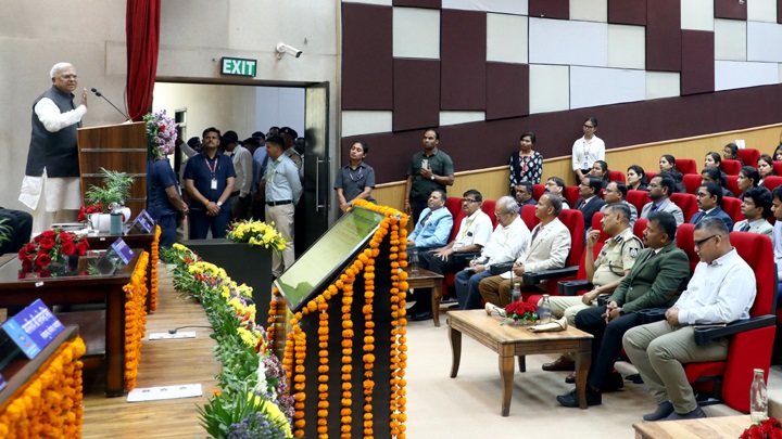 कार्यक्रम को संबोधित करते हुए राज्यपाल मंगुभाई पटेल कार्यक्रम को संबोधित करते हुए राज्यपाल मंगुभाई पटेल