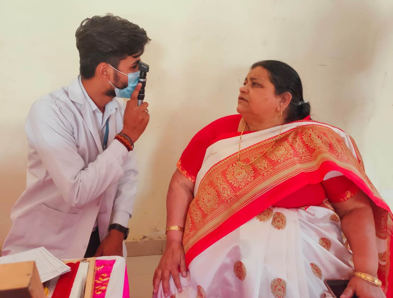 खेल राज्य मंत्री गौरव गौतम की माता रतन देवी आंखों की जांच करवाती हुई खेल राज्य मंत्री गौरव गौतम की माता रतन देवी आंखों की जांच करवाती हुई