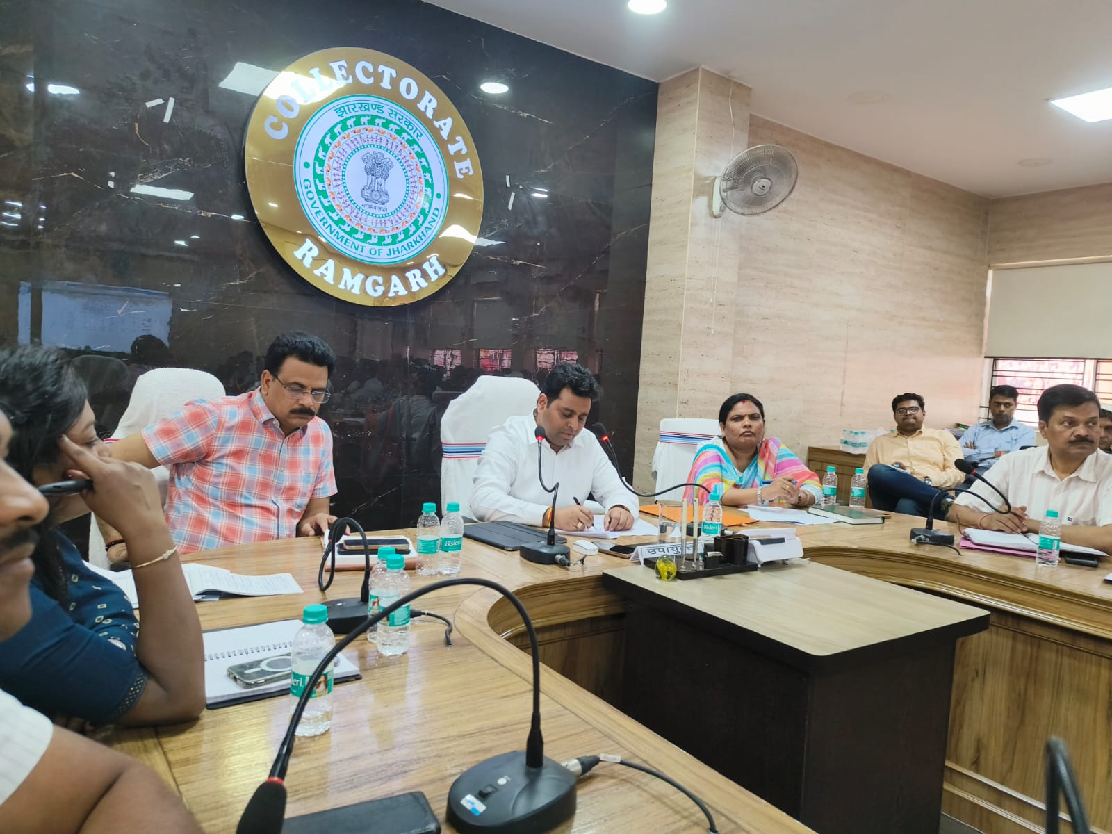 बैठक में शामिल अधिकारी बैठक में शामिल अधिकारी