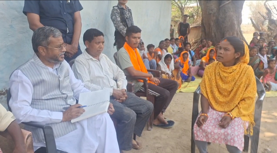 बाबूलाल मरांडी ग्रामीणों से बातचीत करते बाबूलाल मरांडी ग्रामीणों से बातचीत करते