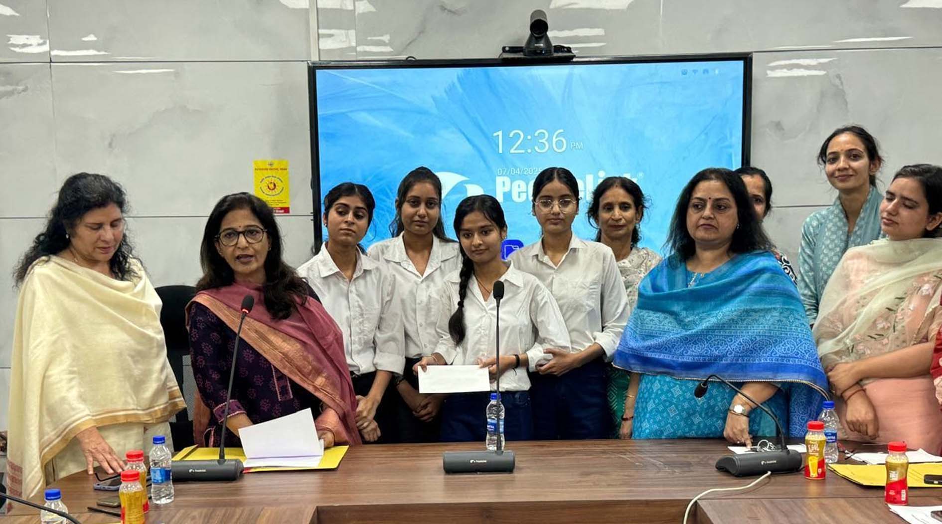 विज्ञापन प्रतियोगिता में भाग लेने वाले विद्यार्थी व स्टाफ सदस्य। विज्ञापन प्रतियोगिता में भाग लेने वाले विद्यार्थी व स्टाफ सदस्य।