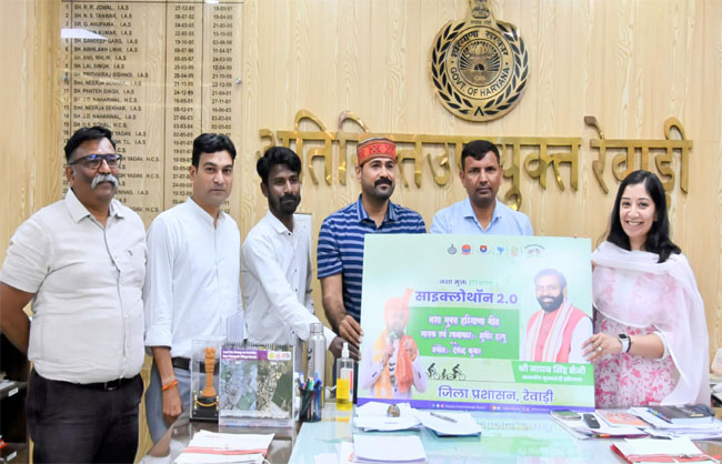 ‘नशा मुक्ति हरियाणा गीत’ लांच करते कार्यवाहक उपायुक्त अनुपमा अंजलि व अन्य अधिकारीगण। ‘नशा मुक्ति हरियाणा गीत’ लांच करते कार्यवाहक उपायुक्त अनुपमा अंजलि व अन्य अधिकारीगण।