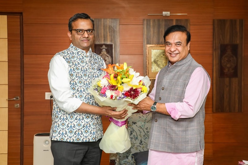 असम के मुख्यमंत्री डॉ. हिमंत बिस्व सरमा सोमवार को नई दिल्ली स्थित असम हाउस में एनएचआईडीसीएल के एमडी डॉ. कृष्ण कुमार के साथ। असम के मुख्यमंत्री डॉ. हिमंत बिस्व सरमा सोमवार को नई दिल्ली स्थित असम हाउस में एनएचआईडीसीएल के एमडी डॉ. कृष्ण कुमार के साथ।