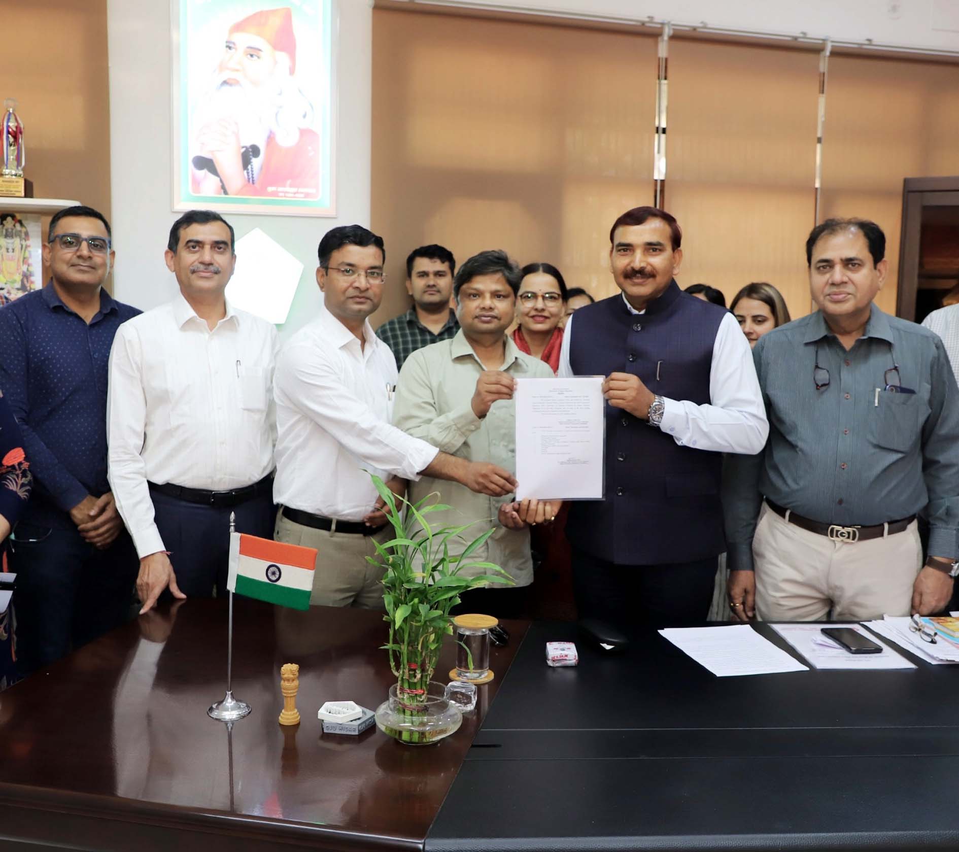 कुलपति प्रो. नरसी राम बिश्नोई को प्रादेशिक अधिकार क्षेत्र बढ़ने का पत्र सौंपते सीडीओई के निदेशक प्रो. खुजान सिंह। कुलपति प्रो. नरसी राम बिश्नोई को प्रादेशिक अधिकार क्षेत्र बढ़ने का पत्र सौंपते सीडीओई के निदेशक प्रो. खुजान सिंह।