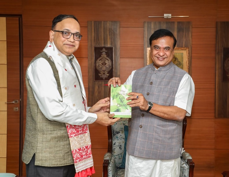असम के मुख्यमंत्री डॉ. हिमंत बिस्व सरमा सोमवार को नई दिल्ली में असम हाउस में भारत सरकार के उर्वरक विभाग के सचिव रजत कुमार मिश्रा के साथ। असम के मुख्यमंत्री डॉ. हिमंत बिस्व सरमा सोमवार को नई दिल्ली में असम हाउस में भारत सरकार के उर्वरक विभाग के सचिव रजत कुमार मिश्रा के साथ।