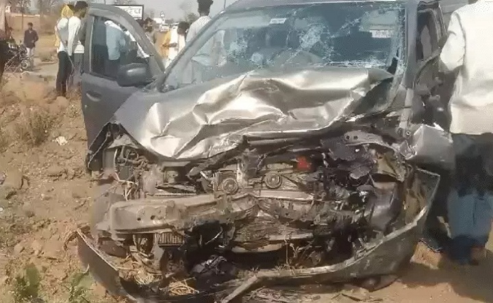छिंदवाड़ा में दो कारों के बीच जोरदार भिड़ंत छिंदवाड़ा में दो कारों के बीच जोरदार भिड़ंत