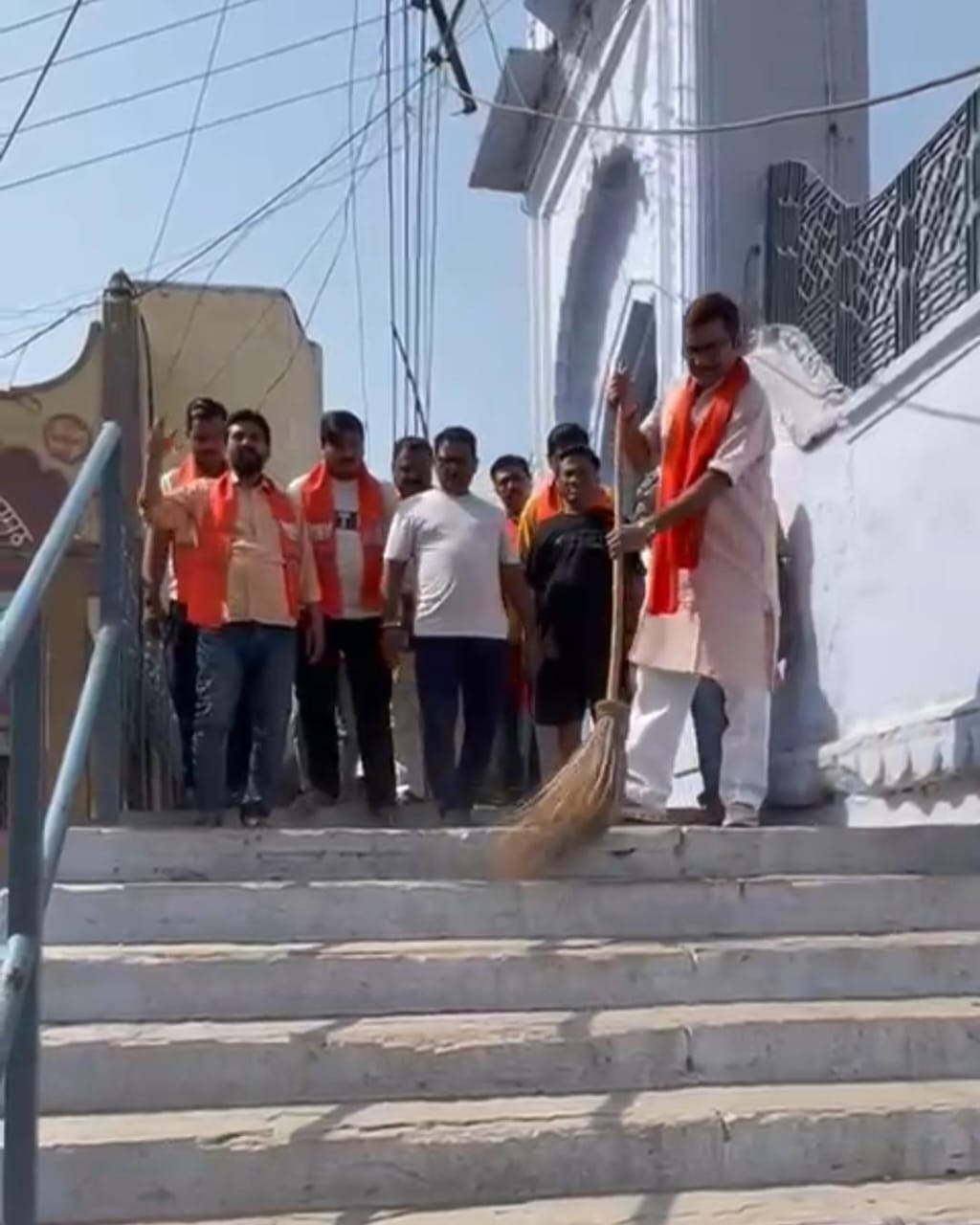स्वच्छता के वृहद अभियान में विधायक डा नीलकंठ तिवारी स्वच्छता के वृहद अभियान में विधायक डा नीलकंठ तिवारी
