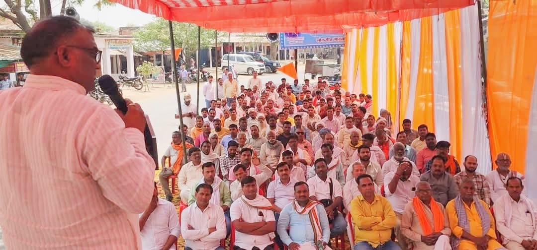 जनता को संबोधित करते हुए मंत्री गिरीश चंद्र यादव जनता को संबोधित करते हुए मंत्री गिरीश चंद्र यादव