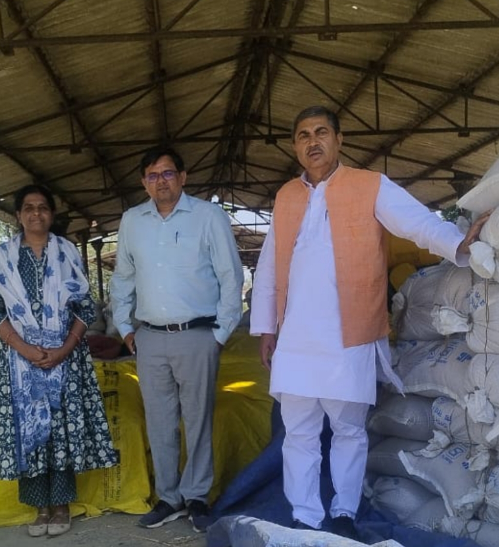 किसान आयोग के सदस्य गौशाला का निरीक्षण करने का छाया चित्र किसान आयोग के सदस्य गौशाला का निरीक्षण करने का छाया चित्र