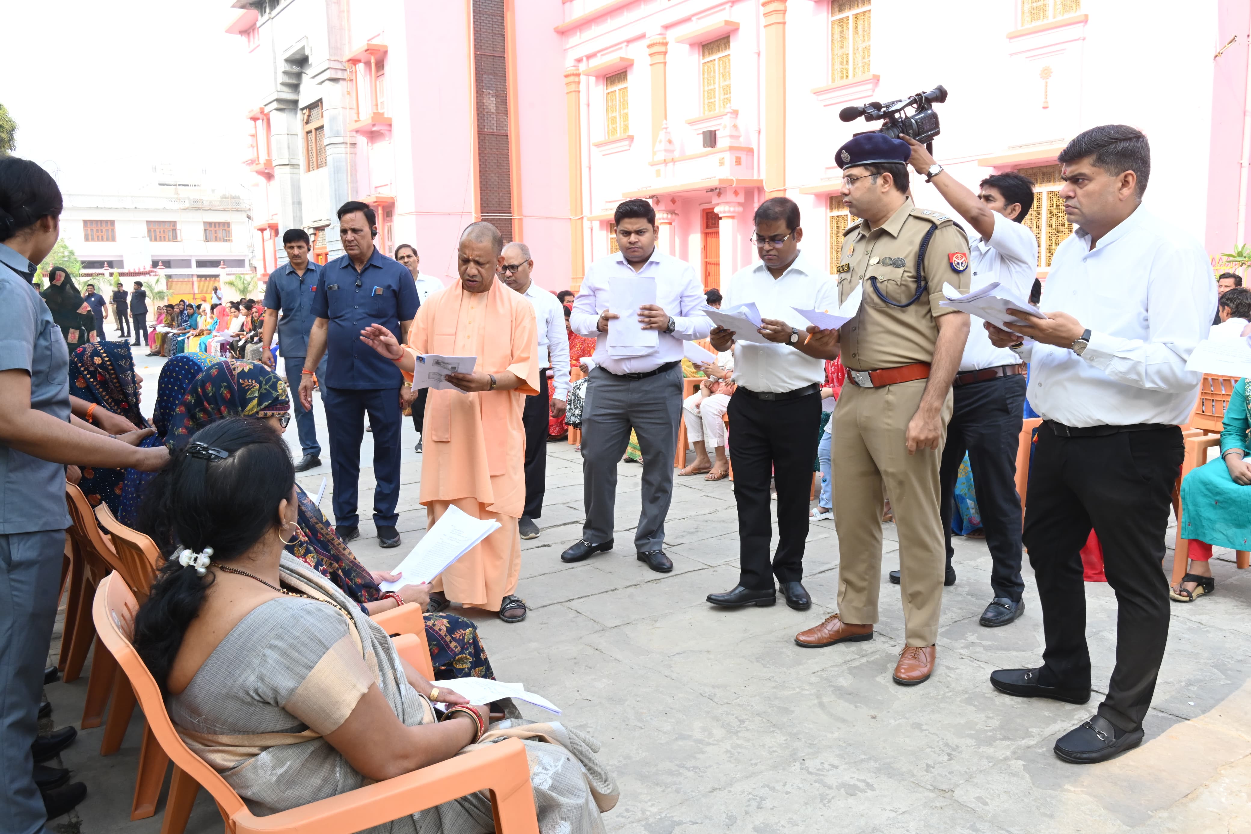 *जनता दर्शन में सीएम योगी ने सुनीं 300 लोगों की समस्याएं*