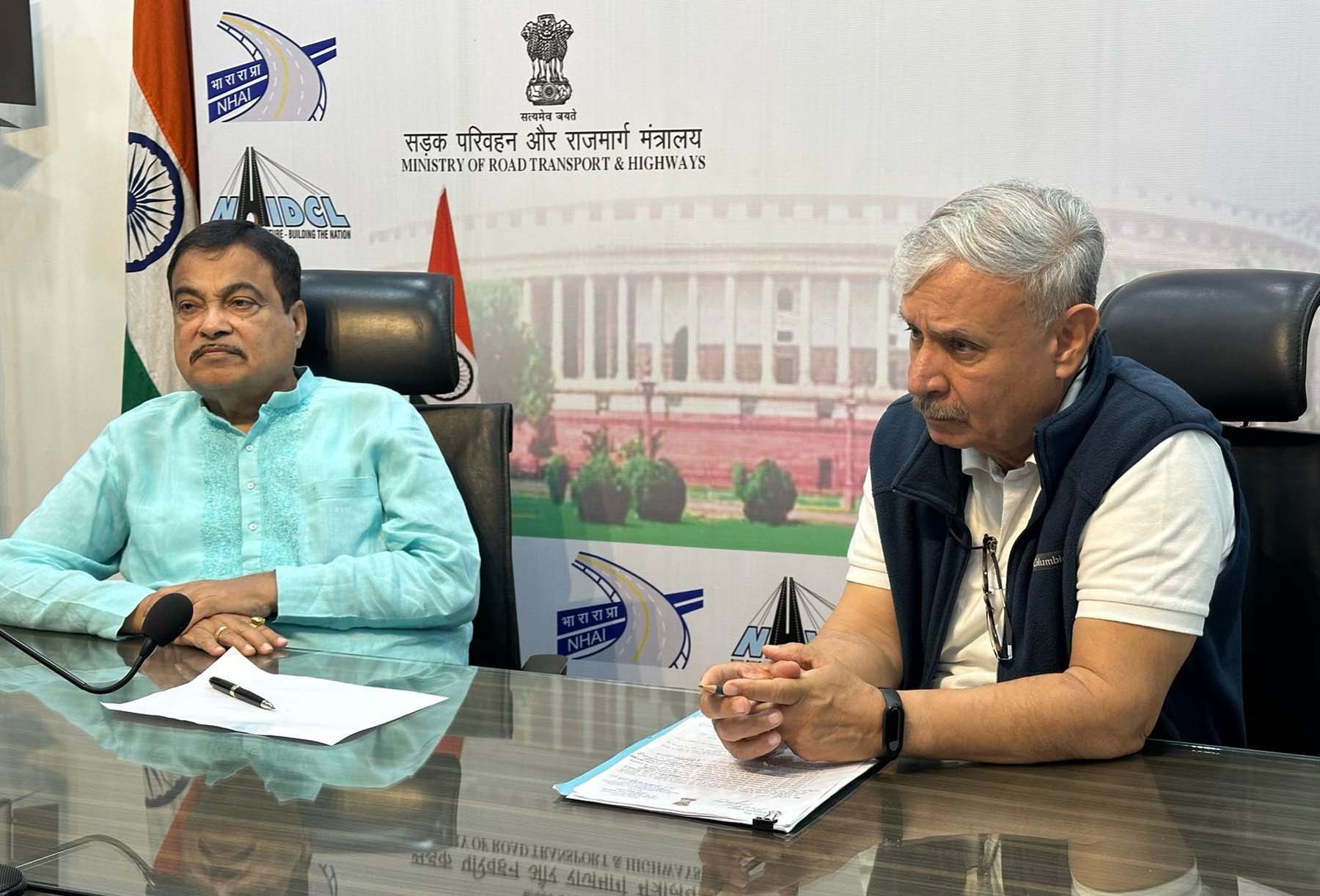 केंद्रीय सडक़ परिवहन एवं राजमार्ग मंत्री नितिन गडकरी से बैठक करते गुरुग्राम के सांसद एवं केंद्रीय मंत्री राव इंद्रजीत सिंह। केंद्रीय सडक़ परिवहन एवं राजमार्ग मंत्री नितिन गडकरी से बैठक करते गुरुग्राम के सांसद एवं केंद्रीय मंत्री राव इंद्रजीत सिंह।