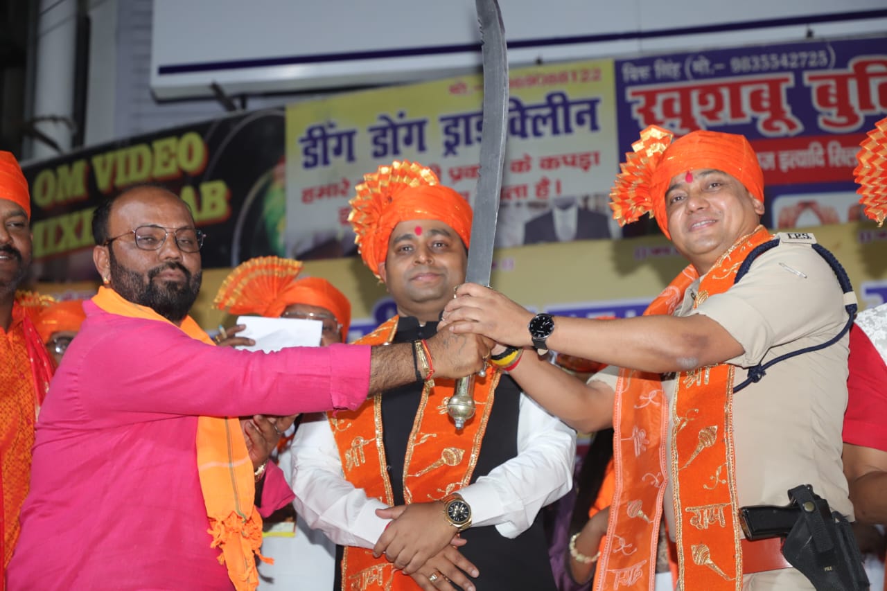 सम्मानित होते डीसी एसपी सम्मानित होते डीसी एसपी
