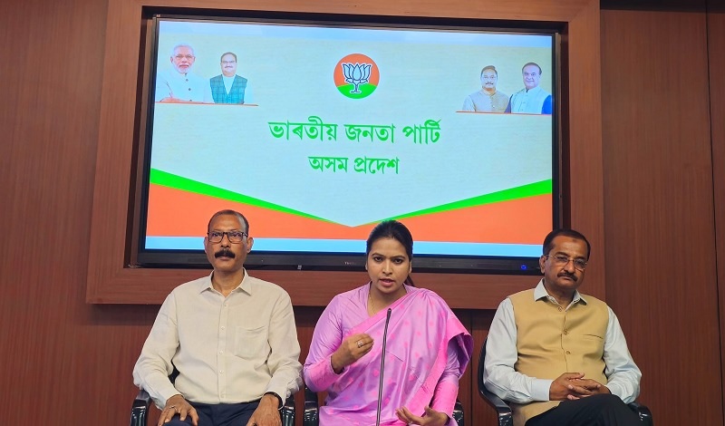 गुवाहाटीः भाजपा प्रदेश मुख्यालय में संवाददाता सम्मेलन को संबोधित करतीं डॉ. ज़फ़रीन मेहज़बीन, डॉ. मोमिनुल ओवाल, ध्रुवज्योति मरल। गुवाहाटीः भाजपा प्रदेश मुख्यालय में संवाददाता सम्मेलन को संबोधित करतीं डॉ. ज़फ़रीन मेहज़बीन, डॉ. मोमिनुल ओवाल, ध्रुवज्योति मरल।