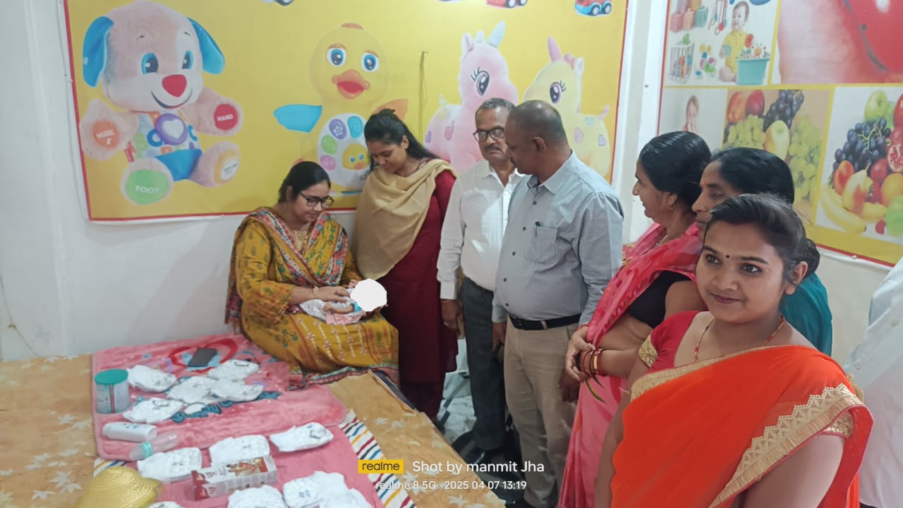 विशिष्ट दत्तकग्रहण संस्थान में एक लावारिस बालिका का छठी संस्कार मनाया गया, जिला प्रशासन के कई अधिकारी रहे मौजूद