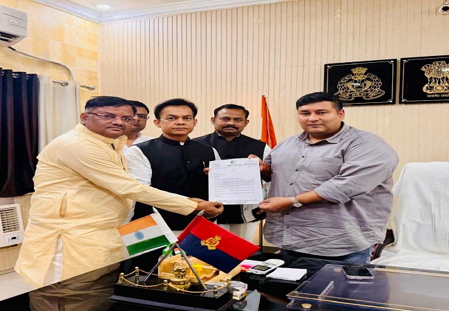 रालोद के राष्ट्रीय सचिव अनुपम मिश्रा एवं अन्य नेता एसपी काे ज्ञापन सौंपते हुए। रालोद के राष्ट्रीय सचिव अनुपम मिश्रा एवं अन्य नेता एसपी काे ज्ञापन सौंपते हुए।