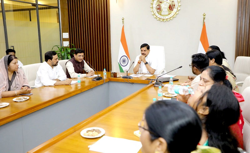 मुख्यमंत्री से मिले प्रदेश के 12 नगर पालिक निगमों के महापौर मुख्यमंत्री से मिले प्रदेश के 12 नगर पालिक निगमों के महापौर