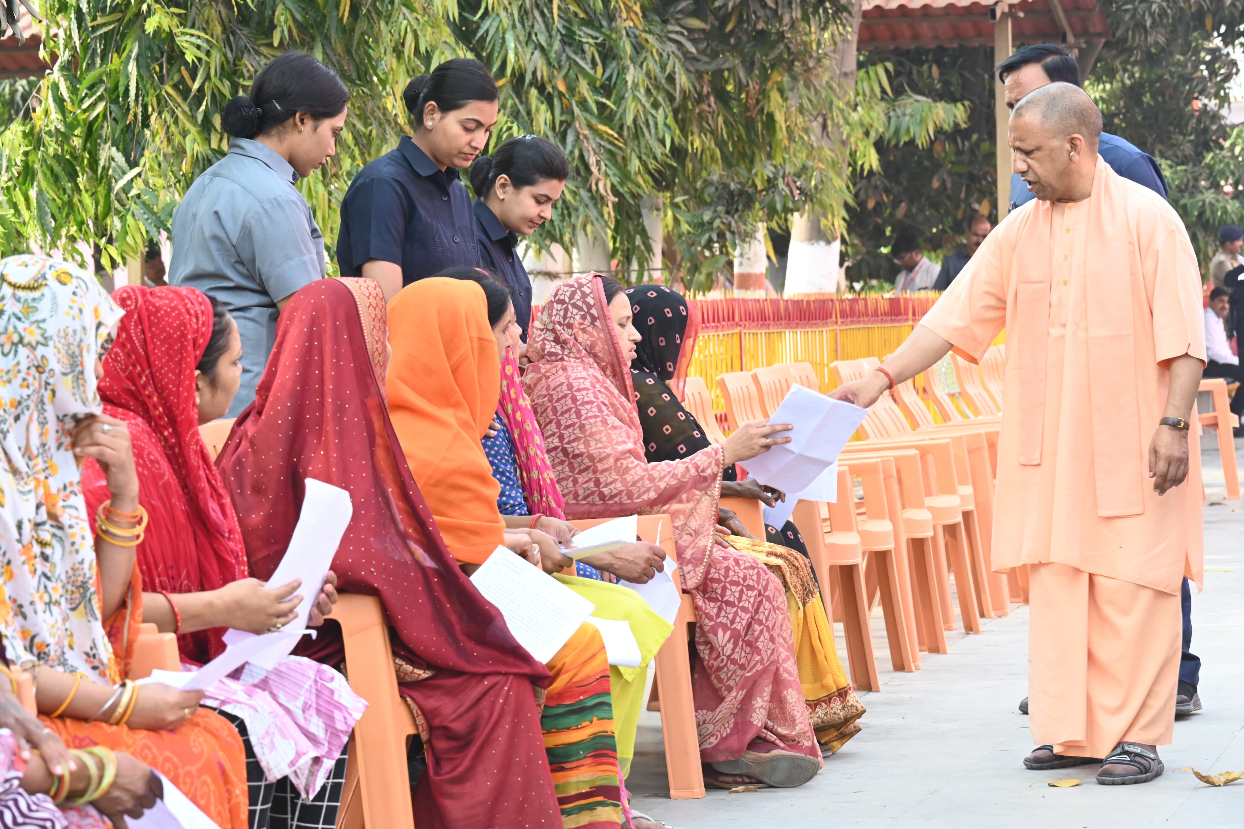 *जनता दर्शन में सीएम योगी ने सुनीं 300 लोगों की समस्याएं*