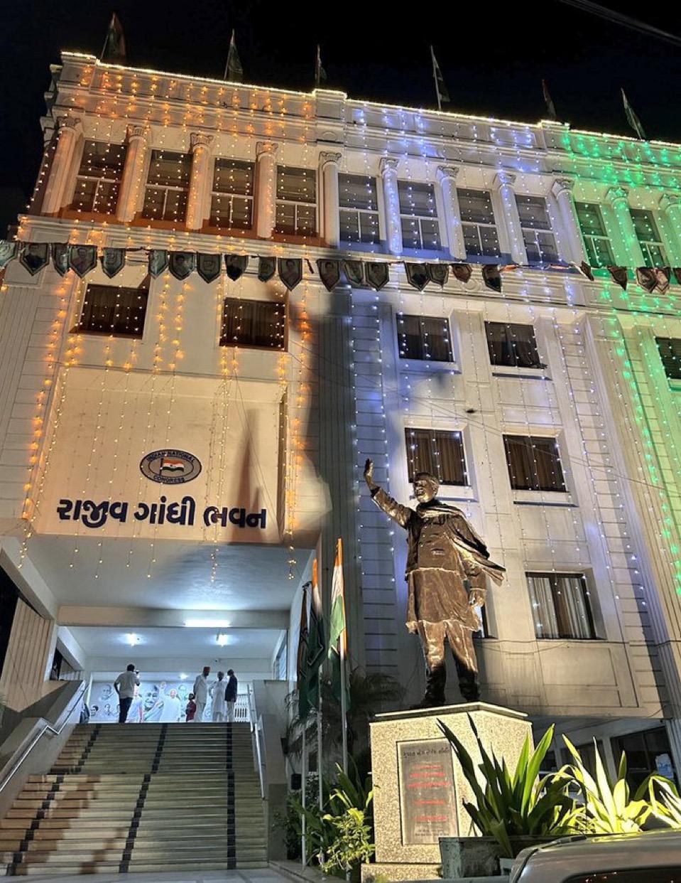 अहमदाबाद के पालडी में स्थित कांग्रेस मुख्यालय राजीव गांधी भवन सज-धज कर तैयार। अहमदाबाद के पालडी में स्थित कांग्रेस मुख्यालय राजीव गांधी भवन सज-धज कर तैयार।