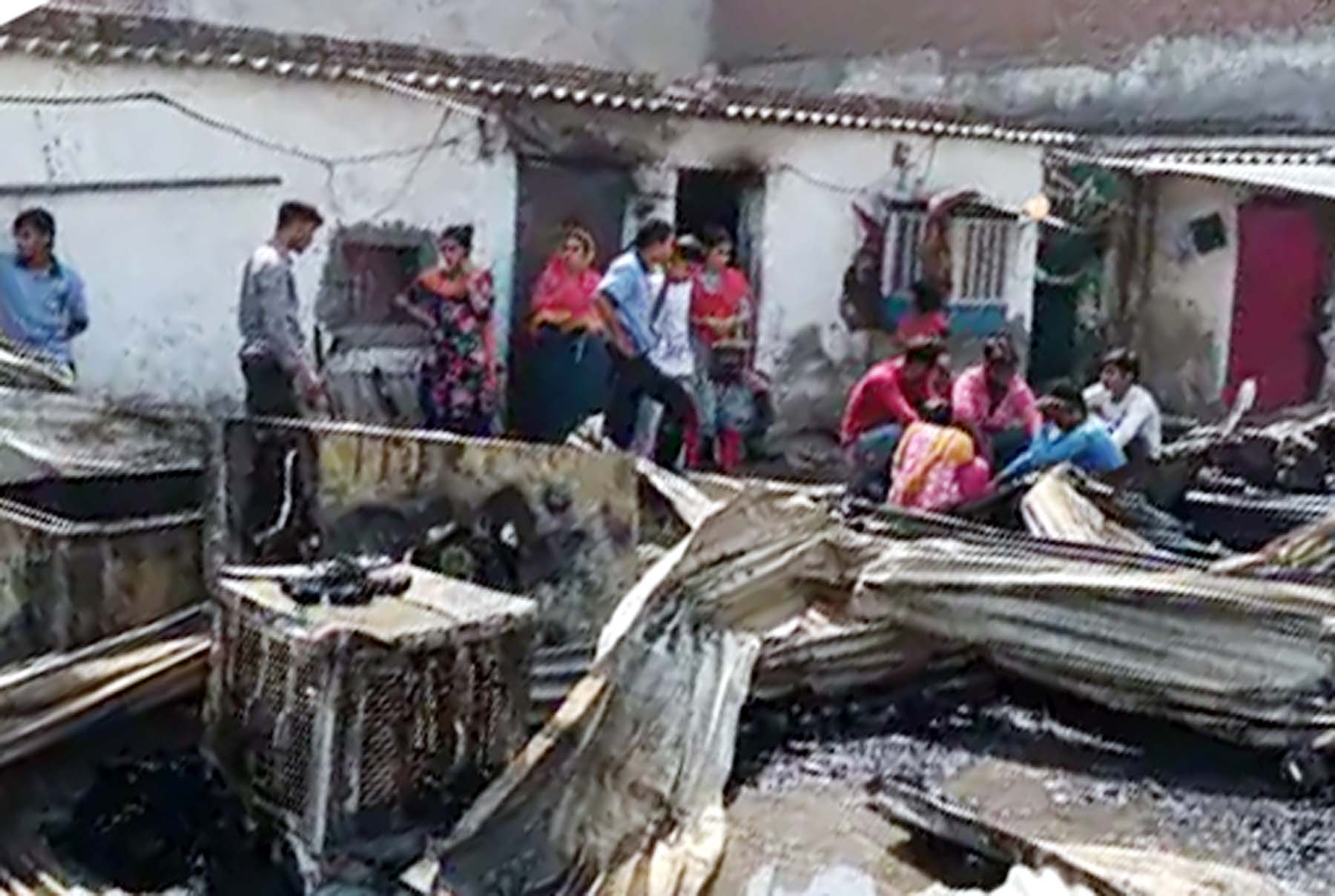 गुरुग्राम में झुग्गियों में सिलेंडर फटने से क्षतिग्रस्त लोहे की चादरें।