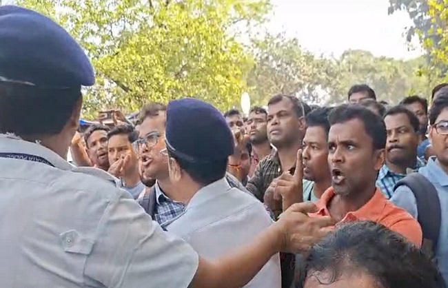 नेताजी इंडोर के सामने तनाव नेताजी इंडोर के सामने तनाव