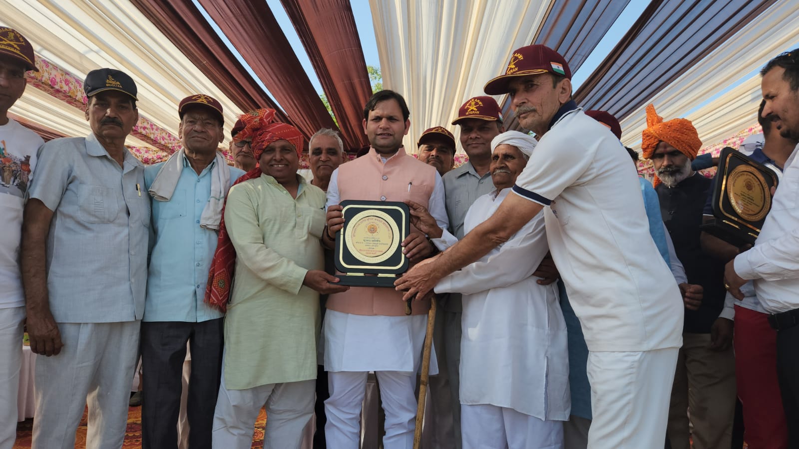 खेल मंत्री गौरव गौतम का कार्यक्रम में स्वागत होते हुए खेल मंत्री गौरव गौतम का कार्यक्रम में स्वागत होते हुए