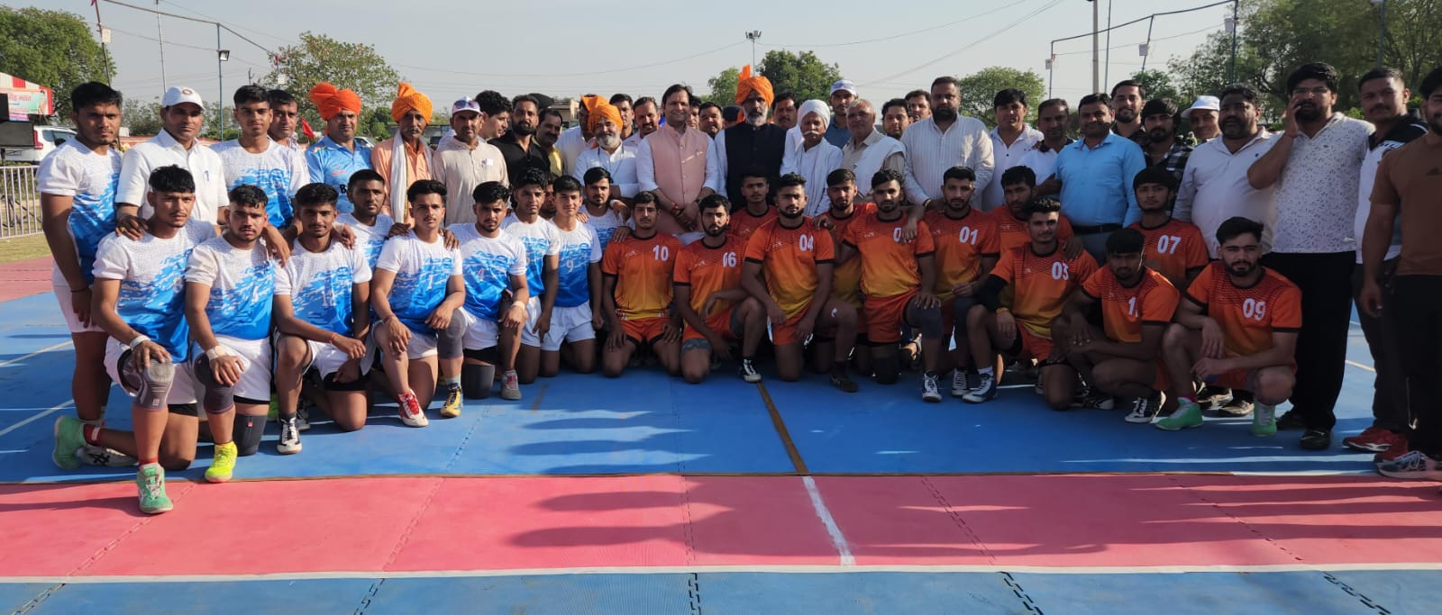 खेल मंत्री गौरव गौतम खिलाडियों के बीच खेल मंत्री गौरव गौतम खिलाडियों के बीच