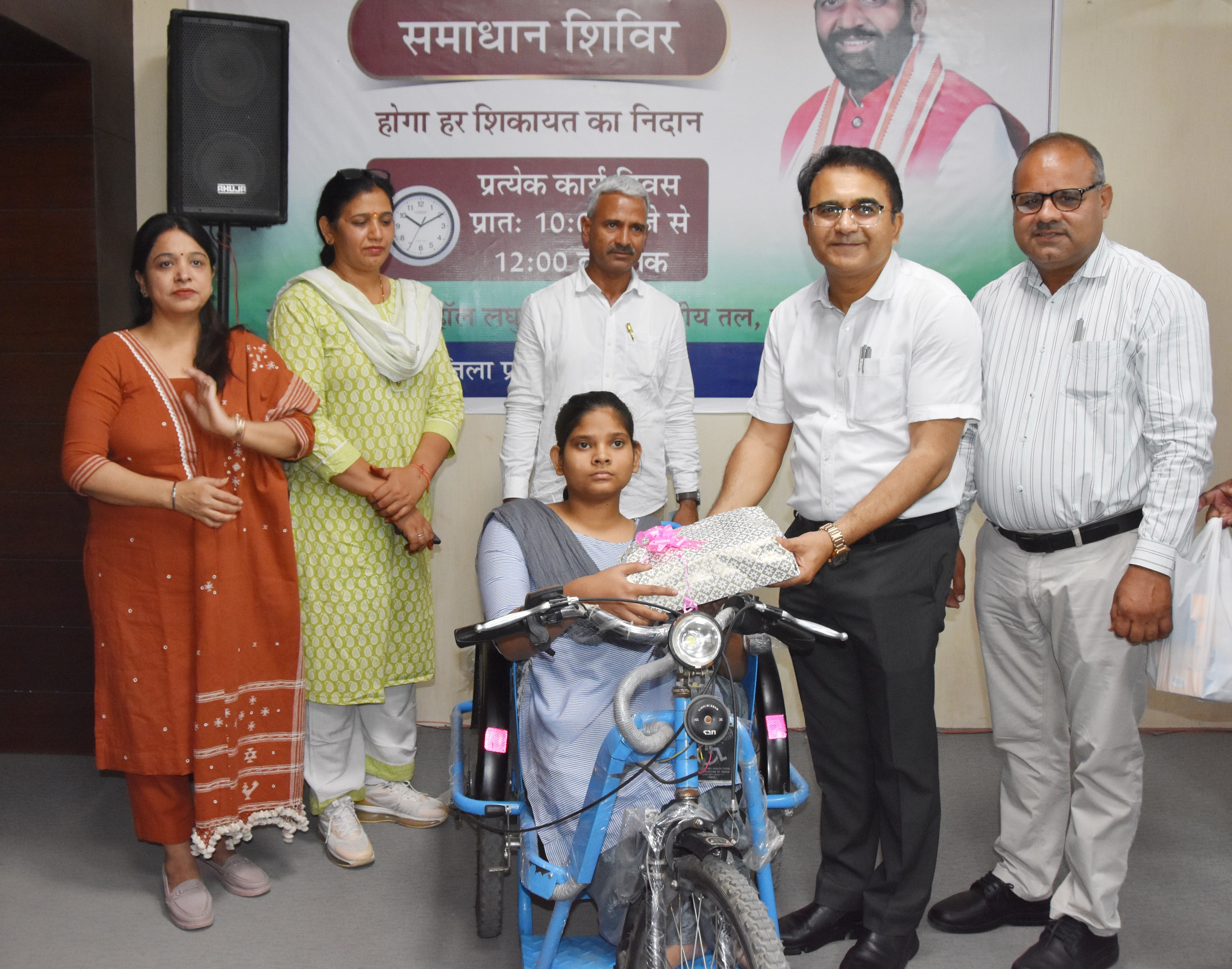 छात्रा सोनिया व परिजनों ने ई-ट्राईसाइकिल देने पर जताया जिला प्रशासन का आभार छात्रा सोनिया व परिजनों ने ई-ट्राईसाइकिल देने पर जताया जिला प्रशासन का आभार