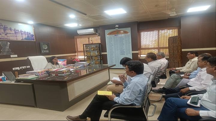 ग्वालियरः प्रधानमंत्री की 11 अप्रैल को प्रस्तावित यात्रा को लेकर कलेक्टर ने की अधिकारियों के साथ बैठक ग्वालियरः प्रधानमंत्री की 11 अप्रैल को प्रस्तावित यात्रा को लेकर कलेक्टर ने की अधिकारियों के साथ बैठक