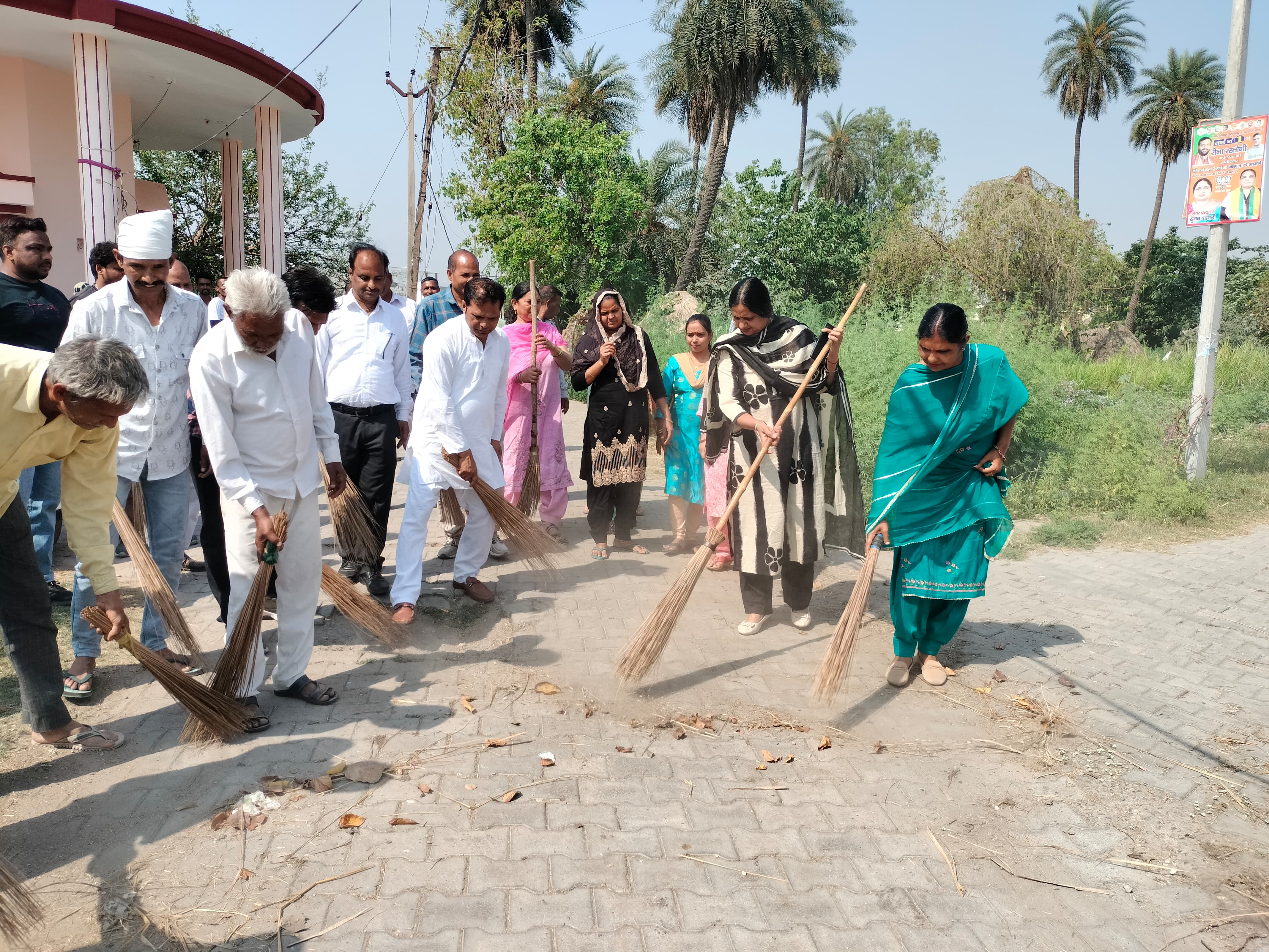सफाई करते हुए महापौर सुमन बहमनी सफाई करते हुए महापौर सुमन बहमनी