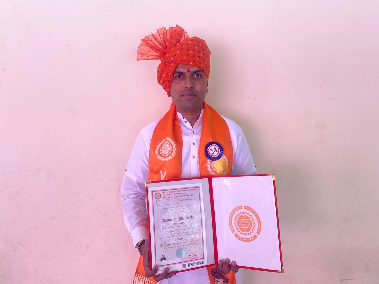 सूरत के वीएनएसजीयू में सोमवार को दीक्षांत समारोह में डॉ. जयदीपसिंह देसाई को पीएचडी उपाधि प्रदान की गई। सूरत के वीएनएसजीयू में सोमवार को दीक्षांत समारोह में डॉ. जयदीपसिंह देसाई को पीएचडी उपाधि प्रदान की गई।