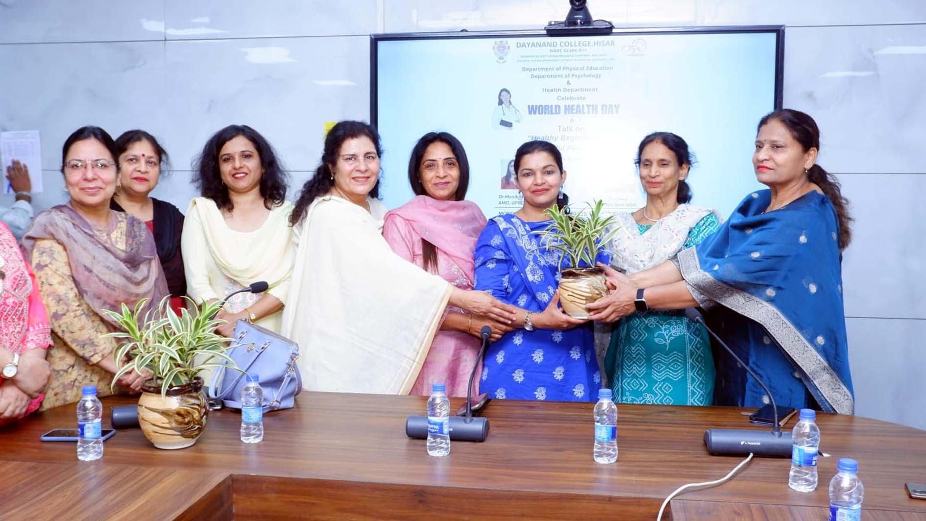 कार्यक्रम में उपस्थित कार्यवाहक प्राचार्या एवं अन्य स्टाफ सदस्य। कार्यक्रम में उपस्थित कार्यवाहक प्राचार्या एवं अन्य स्टाफ सदस्य।
