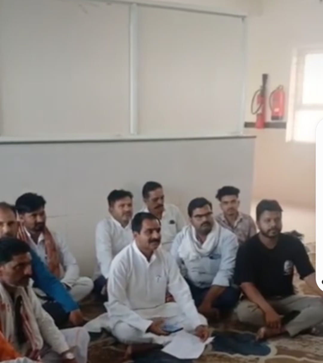पूर्व विधायक ने किया धरना प्रदर्शन पूर्व विधायक ने किया धरना प्रदर्शन