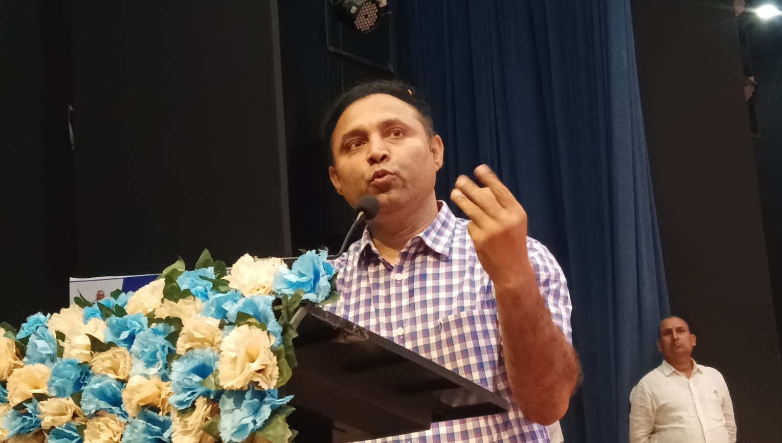संबोधित करते जिलाधिकारी संबोधित करते जिलाधिकारी