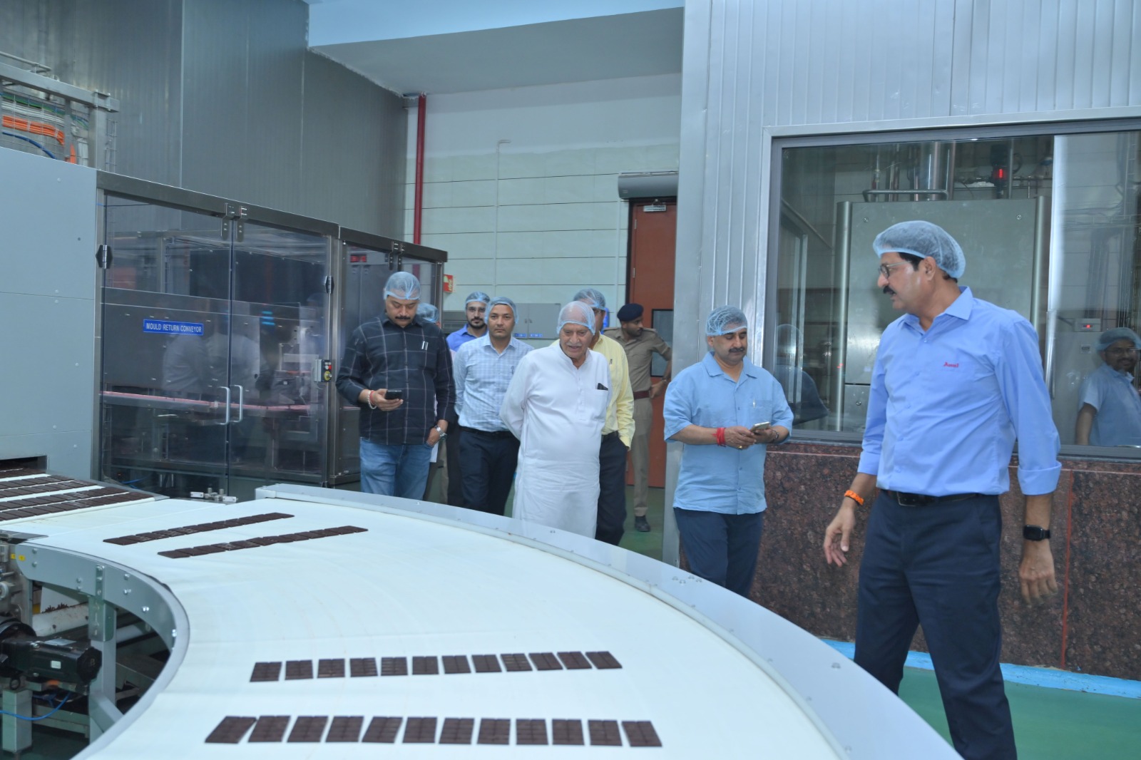 गुजरात में डेयरी से सम्बंधित जानकारी लेते हुए कृषि मंत्री और अन्य। गुजरात में डेयरी से सम्बंधित जानकारी लेते हुए कृषि मंत्री और अन्य।