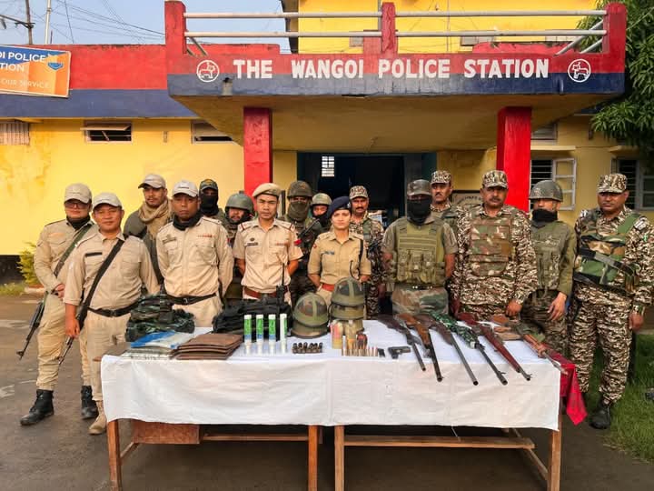 मणिपुर में बरामद हथियारों की तस्वीर। मणिपुर में बरामद हथियारों की तस्वीर।