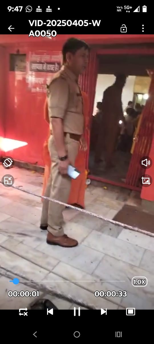 मंदिर परिसर में जूता पहन कर खड़े चौकी इंचार्ज