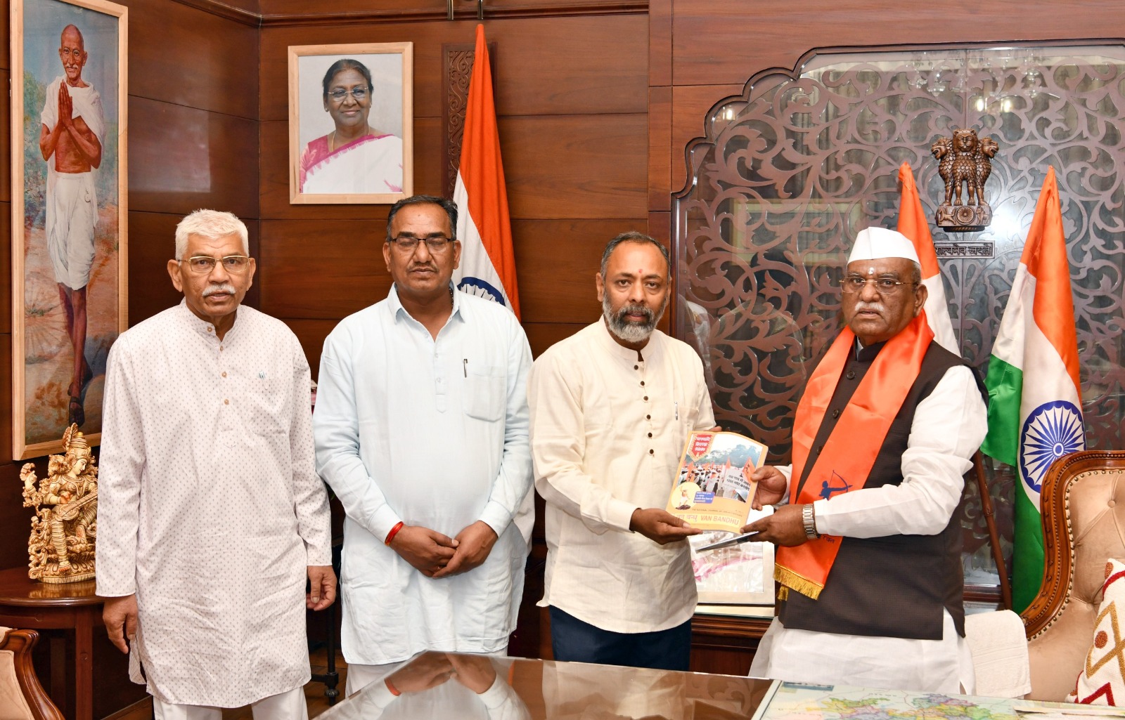 पेसा एक्ट व सामुदायिक वन अधिकार पर राज्यपाल से चर्चा पेसा एक्ट व सामुदायिक वन अधिकार पर राज्यपाल से चर्चा