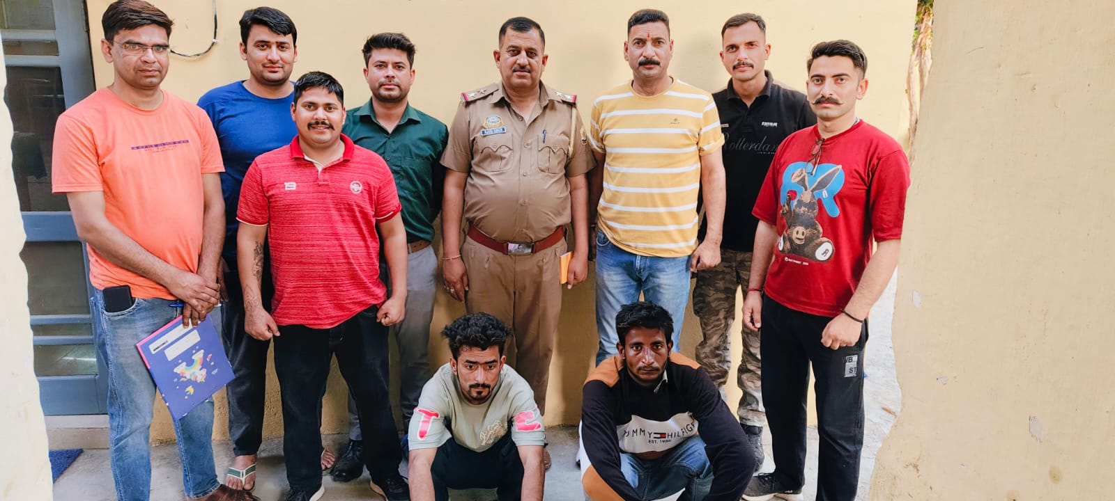 चोरी के आरोपित पुलिस टीम के साथ। चोरी के आरोपित पुलिस टीम के साथ।