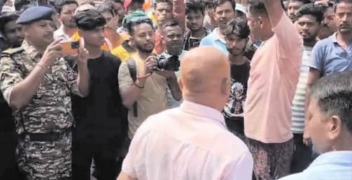 घटनास्थल पर प्रदर्शन करते आक्रोशित लोगों की तस्वीर घटनास्थल पर प्रदर्शन करते आक्रोशित लोगों की तस्वीर