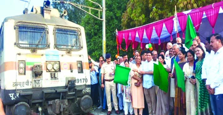 ट्रेन को हरी झंडी दिखाकर रवाना करते हुए ट्रेन को हरी झंडी दिखाकर रवाना करते हुए