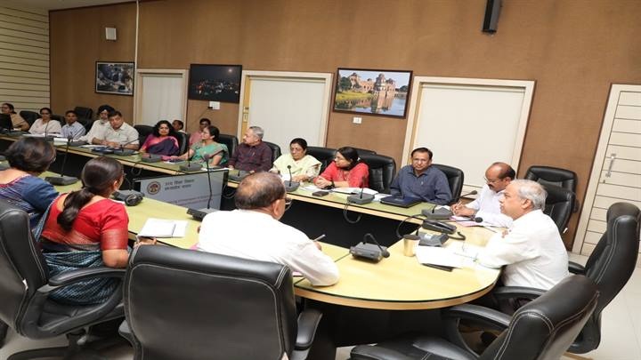 महाविद्यालयों में कार्यरत शैक्षणिक अधिकारियों की बैठक महाविद्यालयों में कार्यरत शैक्षणिक अधिकारियों की बैठक