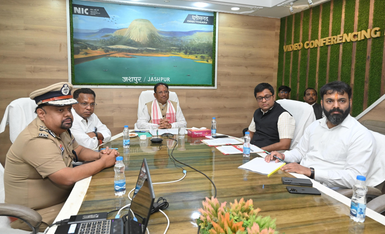 वीडिओ कॉन्फ्रेंस के माध्यम से बात करते मुख्यमंत्री विष्णुदेव साय वीडिओ कॉन्फ्रेंस के माध्यम से बात करते मुख्यमंत्री विष्णुदेव साय