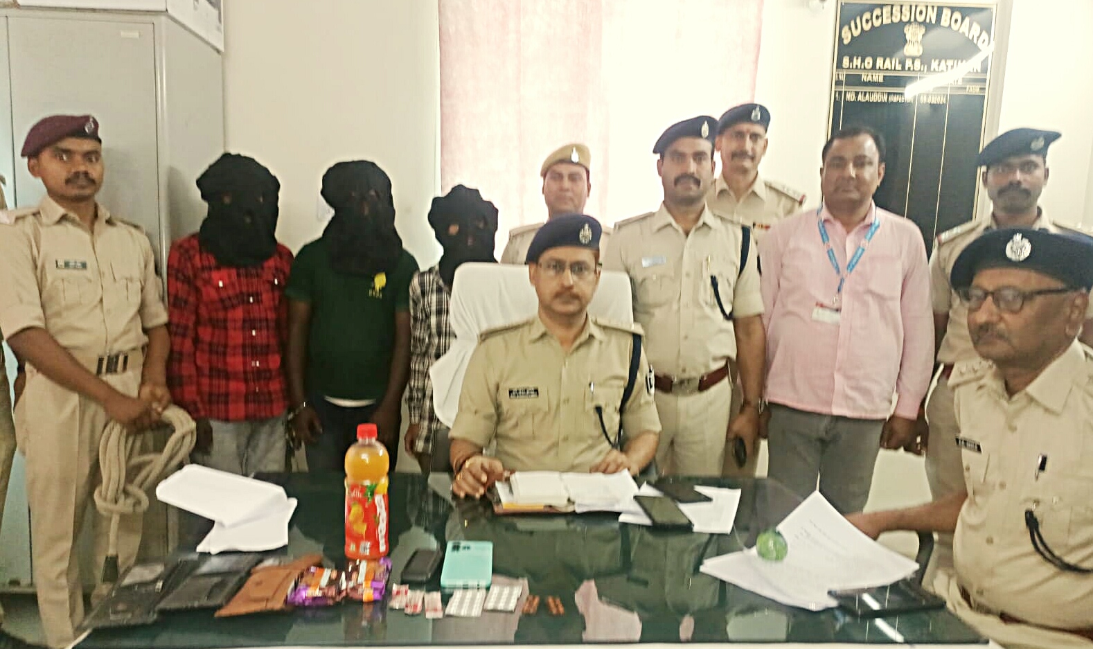 पुलिस के गिरफ्त में आरोपी पुलिस के गिरफ्त में आरोपी
