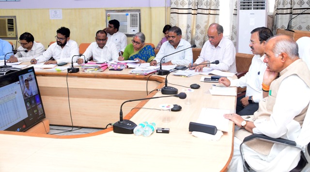 समीक्षा बैठक करते हुए दुग्ध विकास मंत्री धर्मपाल सिंह (फोटो) समीक्षा बैठक करते हुए दुग्ध विकास मंत्री धर्मपाल सिंह (फोटो)