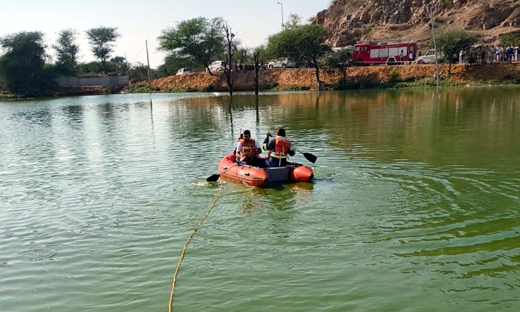 गुरुग्राम के गांव कासन में तालाब में डूबे युवक की तलाश करते बचाव दल के सदस्य। गुरुग्राम के गांव कासन में तालाब में डूबे युवक की तलाश करते बचाव दल के सदस्य।
