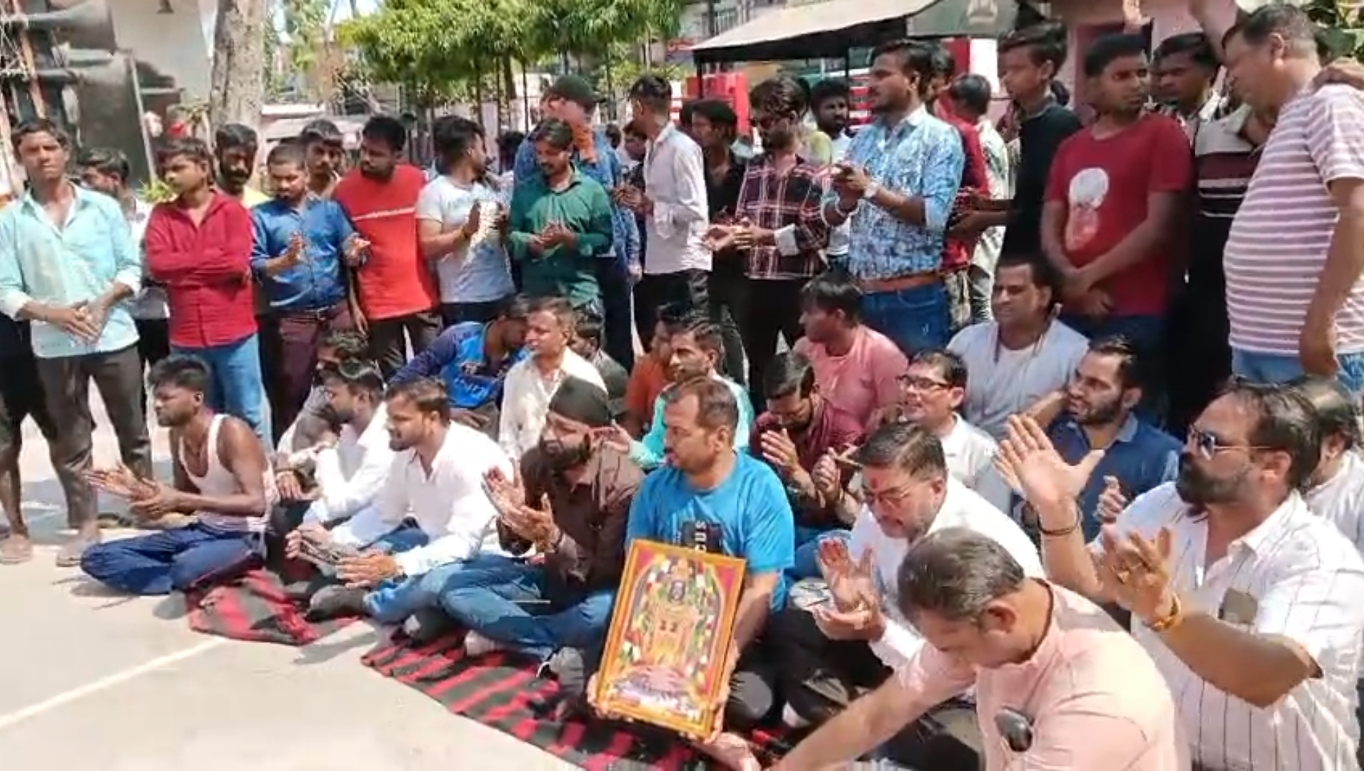 धरना प्रदर्शन करते भाजपा कार्यकर्ता धरना प्रदर्शन करते भाजपा कार्यकर्ता