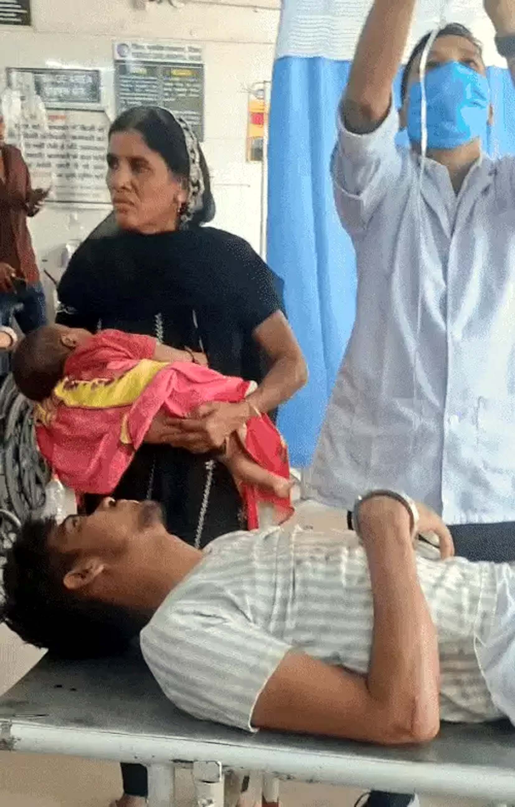 हादसे में घायलों का इलाज करते स्वास्थ्य कर्मी। हादसे में घायलों का इलाज करते स्वास्थ्य कर्मी।