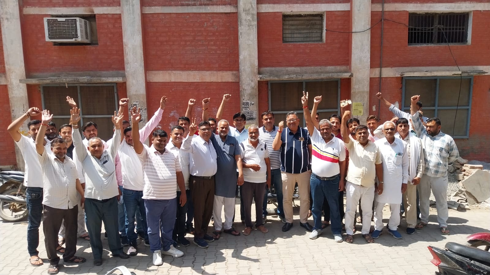 नया सीड्स और पेस्टिसाइड एक्ट के के विरोध में रोष प्रकट करते हुए दुकानदार। नया सीड्स और पेस्टिसाइड एक्ट के के विरोध में रोष प्रकट करते हुए दुकानदार।